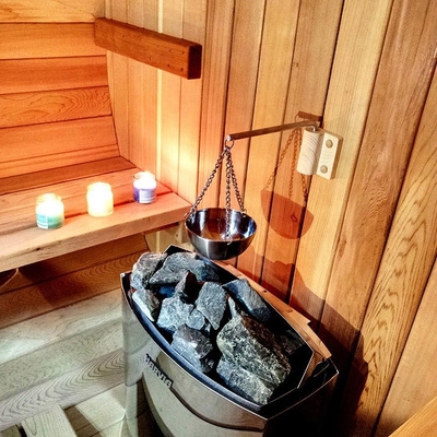De Zaal van de huis Openluchtsauna Rustiek de Saunabad van het 6 Persoonsvat