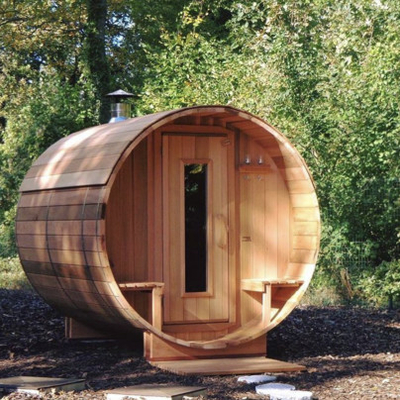Openluchtstoom om Zaal 6 van de Vatsauna Familie van Persoons de Rode Cedar Barrel Sauna House For