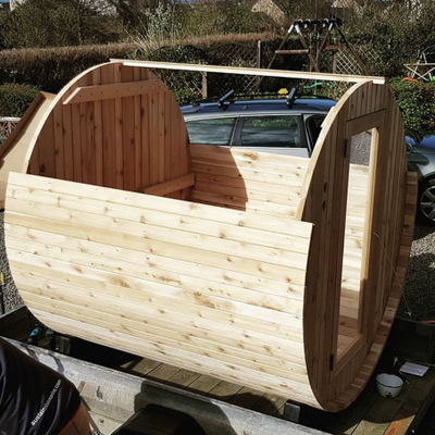 Openluchtstoom om Zaal 6 van de Vatsauna Familie van Persoons de Rode Cedar Barrel Sauna House For