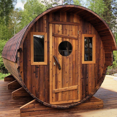 Openluchtstoom om Zaal 6 van de Vatsauna Familie van Persoons de Rode Cedar Barrel Sauna House For