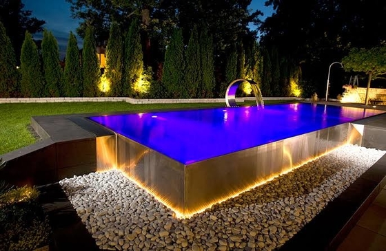 De openlucht van de de Poolvilla van de Roestvrij staalstructuur douane van Lux Relax boven grondpool