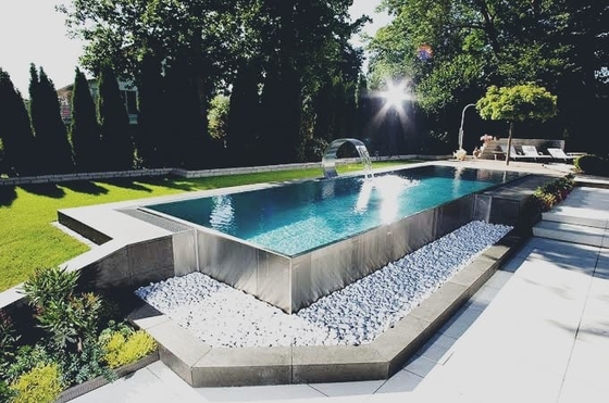 De openlucht van de de Poolvilla van de Roestvrij staalstructuur douane van Lux Relax boven grondpool